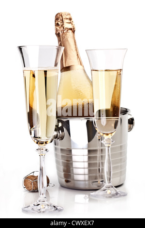 Deux verre à champagne avec une bouteille sur un fond blanc. Banque D'Images