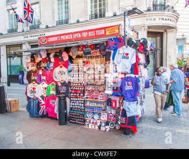 Blocage de souvenirs de la rue près de Trafalgar Square, Londres, UK Banque D'Images