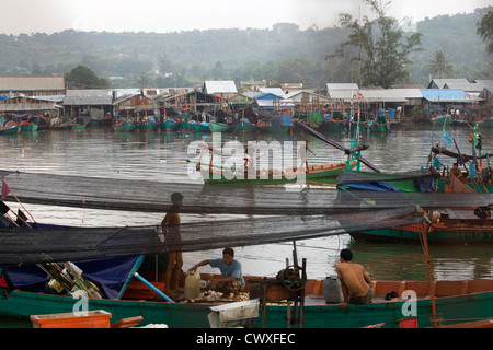 Un village de pêcheurs animé avec des bateaux en bois et maisons sur pilotis, Sihanoukville, Cambodge, en Asie du sud-est Banque D'Images