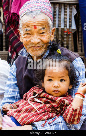 La famille népalaise à Bhaktapur , grand-père et petite-fille . Banque D'Images