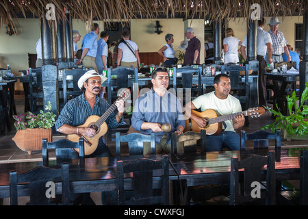 Musiciens en restaurant à Santiago, Cuba Banque D'Images