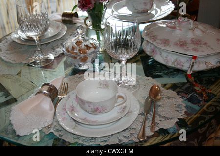 Le dîner d'antiquités de la chine porcelaine Vaisselle et couverts cristal dentelle Banque D'Images