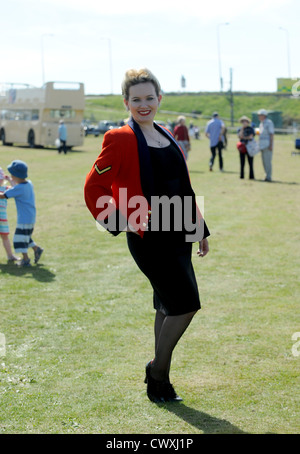 Kas les Forces Sweetheart souffle un baiser à la caméra à l'insu des anciens combattants UK Vintage Fair de Ovingdean aujourd'hui Banque D'Images