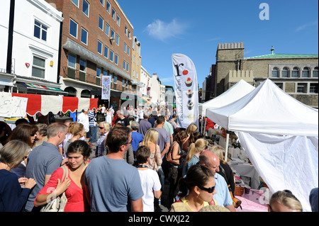 Les foules affluent vers le grand marché de Sussex à New Road Brighton . Le marché fait partie de Brighton et Hove festival des aliments et boissons Banque D'Images