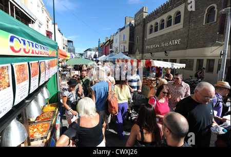 Les foules affluent vers le grand marché de Sussex à New Road Brighton . Le marché fait partie de Brighton et Hove festival des aliments et boissons Banque D'Images