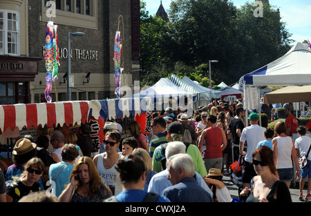 Les foules affluent vers le grand marché de Sussex à New Road Brighton . Le marché fait partie de Brighton et Hove festival des aliments et boissons Banque D'Images