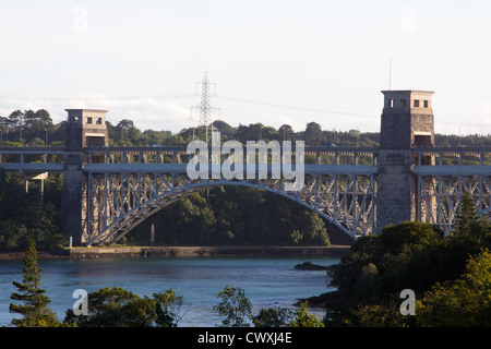 Britannia Pont sur le détroit de Menai, à la fois un lien entre la route et le rail et le continent d'Anglesey Banque D'Images