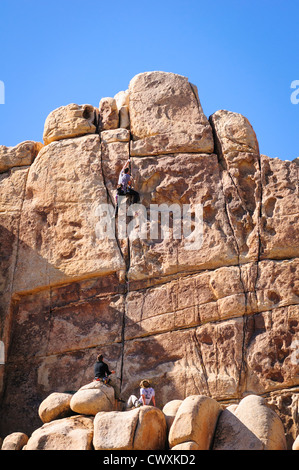 Grimpeurs à Hidden Valley, le parc national Joshua Tree, en Californie. Banque D'Images