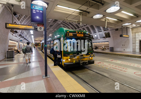 Un bus à la station de métro à la Westlake Center, Seattle, USA. Banque D'Images