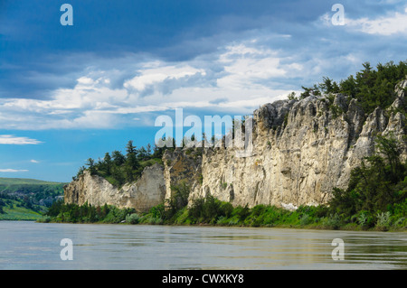 Falaises de grès blanc de la partie supérieure de la rivière Missouri Breaks National Monument, au Montana. Banque D'Images