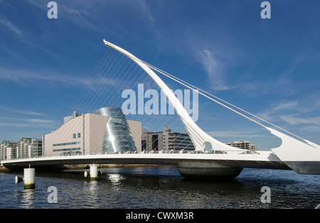 Dublin, Samuel Beckett Bridge sur la rivière Liffey, Dublin et montrant le nouveau Centre des Congrès de la ville, derrière l'Irlande