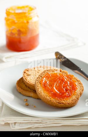 "Fette Biscottate" (pain grillé) avec confiture d'abricot Banque D'Images