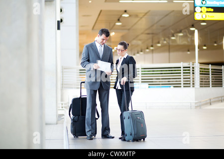 Deux hommes d'affaires à l'aéroport de la réunion Banque D'Images