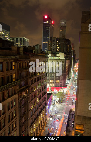 Une vue sur la 35e rue à Herald Square à New York. Prises depuis le toit-terrasse de l'Hôtel Metro Banque D'Images