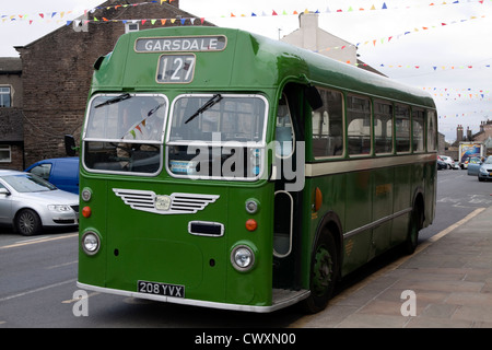 Classic bus à l'arrêt de bus Hawes Yorkshire Dales Angleterre royaume-uni Banque D'Images