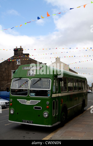 Classic bus à l'arrêt de bus Hawes Yorkshire Dales Angleterre royaume-uni Banque D'Images