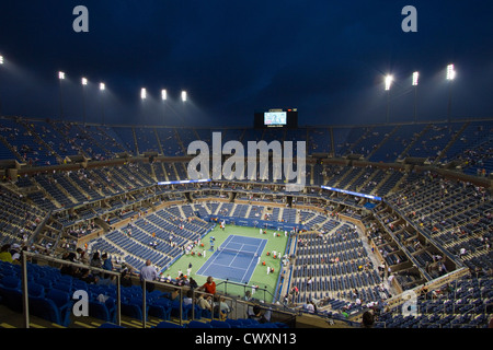 Arthur Ashe Stadium lors d'une session de nuit à l'US Open 2012 Tournoi de tennis. Prises au cours de la dernière par Andy Roddick jamais égaler. Banque D'Images