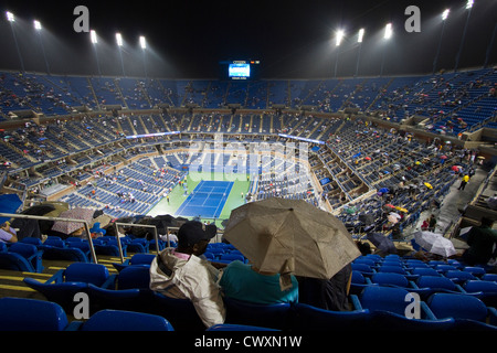 Arthur Ashe Stadium lors d'une session de nuit à l'US Open 2012 Tournoi de tennis. Prises au cours de la dernière par Andy Roddick jamais égaler. Banque D'Images