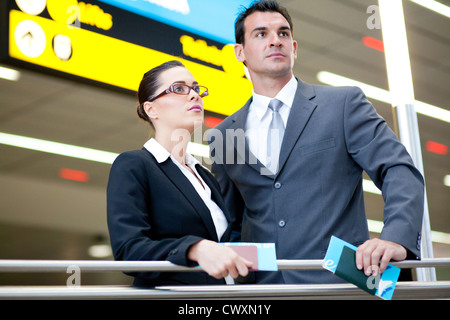 Les voyageurs d'affaires déterminé in airport Banque D'Images