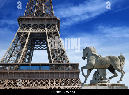 Statue de guerrier romain et à cheval près de la tour Eiffel sur le pont d'Iéna à Paris, France. Banque D'Images