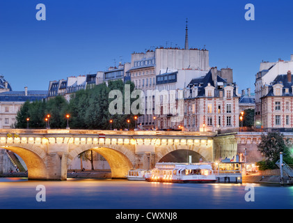 Le Pont Neuf ('Nouveau pont'), le plus ancien pont sur la Seine à Paris, France. Banque D'Images