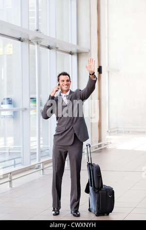 Young businessman waving au revoir à l'aéroport Banque D'Images