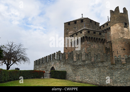 Fenis Castle dans le nord de l'Italie près de Aoste. Un fort médiéval au milieu des Alpes Banque D'Images