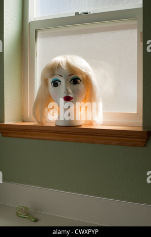 Le mannequin de femme le long de la tête de brosse avec rebord de fenêtre Banque D'Images