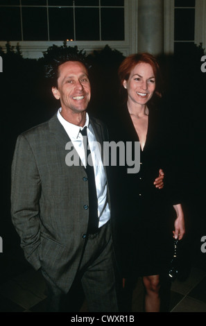 Directeur Brian Grazer et femme Gigi Levangie arrivent à la Maison Blanche pour assister à un événement marquant l'anniversaire de l'espace Apollo program le 5 mars 1998 à Washington, DC. Banque D'Images