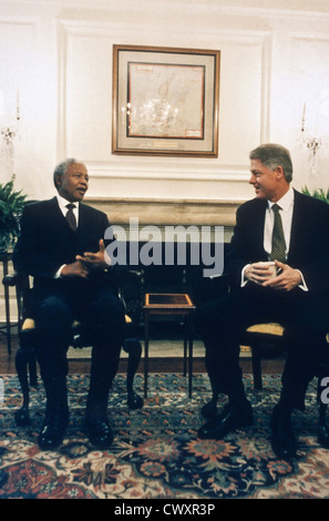 Le président américain Bill Clinton rencontre le président sud-africain Nelson Mandela après lui présentant la médaille d'or du Congrès le 23 septembre 1998 à Washington, DC. Banque D'Images