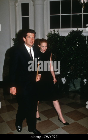 John Kennedy, Jr. et sa femme Carolyn Bessette arrivent à la Maison Blanche pour assister à un événement marquant l'anniversaire de l'espace Apollo program le 5 mars 1998 à Washington, DC. Banque D'Images