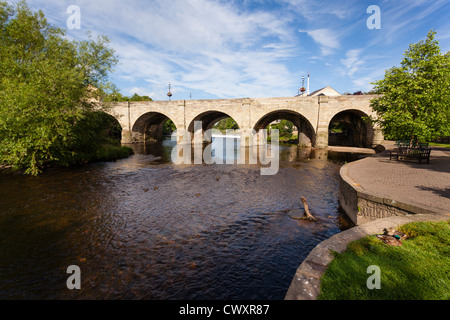 Wetherby Bridge, il y a eu un pont sur la rivière Wharfe à Wetherby depuis le 13ème siècle. Banque D'Images