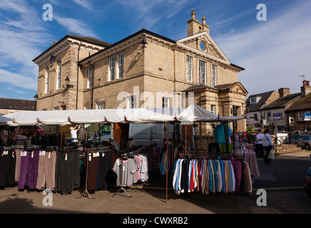 Wetherby Hôtel de Ville, et de la place du marché le jour du marché. L'hôtel de ville a été construit en 1845. Banque D'Images