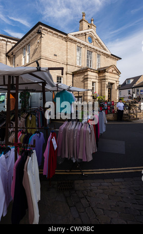 Wetherby Hôtel de Ville, et de la place du marché le jour du marché. L'hôtel de ville a été construit en 1845. Banque D'Images