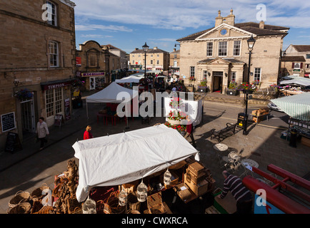 Wetherby Hôtel de Ville, et de la place du marché le jour du marché. L'hôtel de ville a été construit en 1845. Banque D'Images