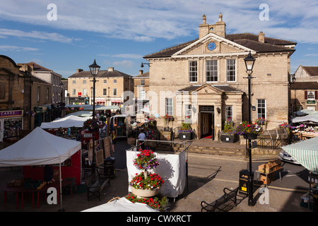 Wetherby Hôtel de Ville, et de la place du marché le jour du marché. L'hôtel de ville a été construit en 1845. Banque D'Images