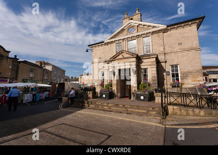 Wetherby Hôtel de Ville, et de la place du marché le jour du marché. L'hôtel de ville a été construit en 1845. Banque D'Images