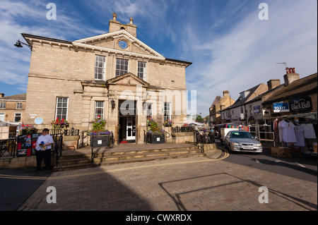 Wetherby Hôtel de Ville, et de la place du marché le jour du marché. L'hôtel de ville a été construit en 1845. Banque D'Images