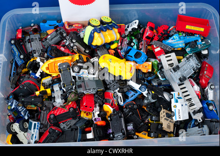 Une boîte de jouets en vente sur un marché Ludlow, Shropshire, Angleterre. Banque D'Images