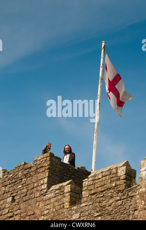 Le Hairy Bikers on top de Ludlow castle au cours de la Food Festival 2012 Banque D'Images
