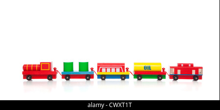 Un petit train en bois sur fond blanc avec copie espace Banque D'Images
