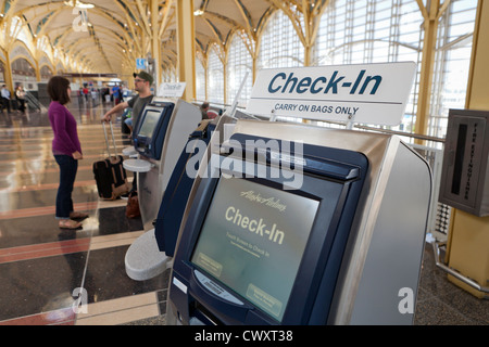 L'Alaska Airlines l'une des bornes d'enregistrement Banque D'Images