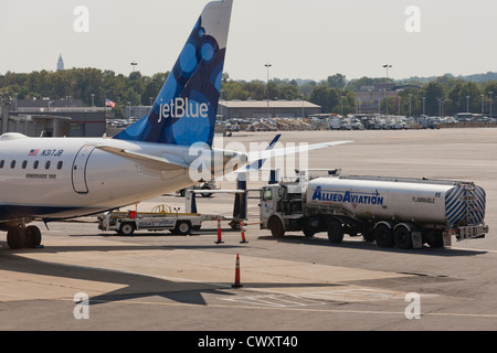 Avion jetBlue ravitaillement - Aéroport national Ronald Reagan (DCA) - Washington, DC USA Banque D'Images