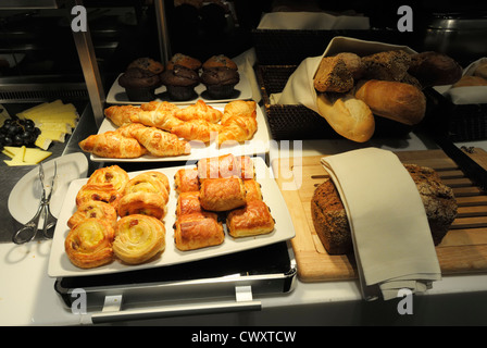 Sélection de pains et pâtisseries dans le salon Lufthansa First Class, Frankfurt Germany DE Banque D'Images