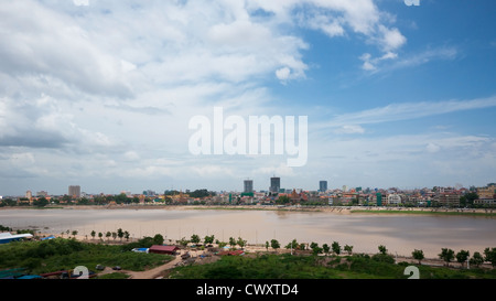 Phnom Penh, la capitale du Cambodge, vu de l'autre côté de la rivière Tonle Sap. Banque D'Images