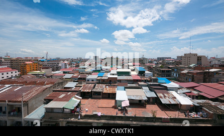 Vue sur le toit de Phnom Penh, capitale du Cambodge. Banque D'Images