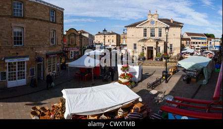 Wetherby Hôtel de Ville, et de la place du marché le jour du marché. L'hôtel de ville a été construit en 1845, Banque D'Images