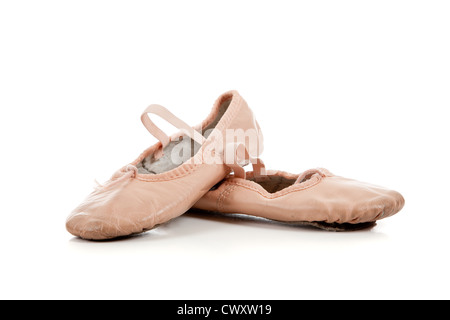 Une paire de chaussons de ballet rose sur fond blanc Banque D'Images