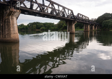 Le pont sur la rivière Kwai et la "mort" de fer à Kanchanaburi, Thaïlande Banque D'Images
