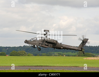 Militaire de l'aviation de l'armée de l'hélicoptère d'attaque Apache AH-64 atterrissant à Halfpenny Green Airfield, Wolverhampton. 8388 SCO Banque D'Images